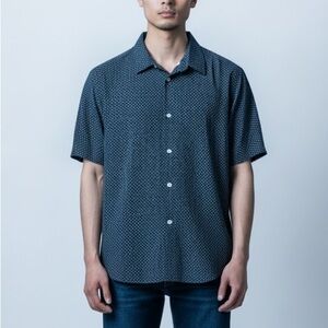 Lululemon Printed short sleeve button down shirt Mens size small Blue
